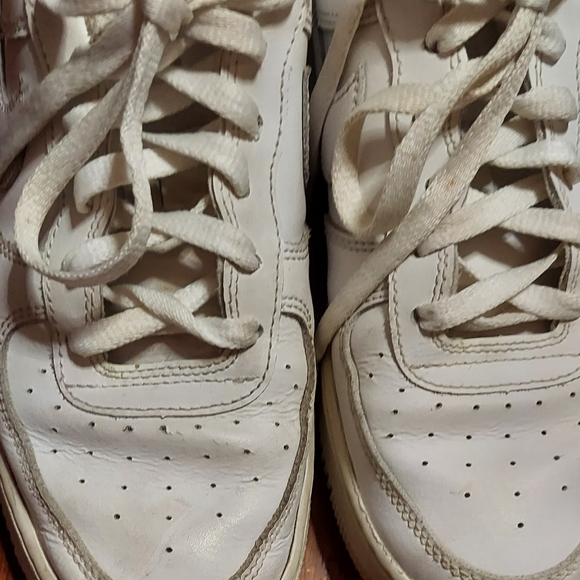 NIKE AIR FORCE LOW TRIPLE WHITE Size 6.5 Y - Picture 9 of 16
